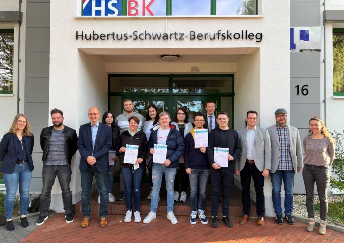 Foto von Absolventinnen der Zusatzqualifikation E-Commerce im Einzelhandel des HSBK